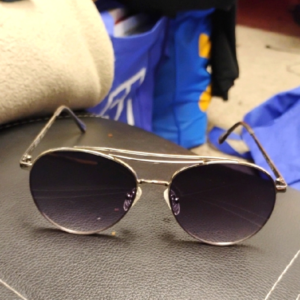 KENNETH COLE REACTION SUN GLASSES NRMINT CONDITION